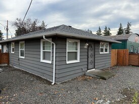 3242-3250 SE 136th Ave in Portland, OR - Building Photo