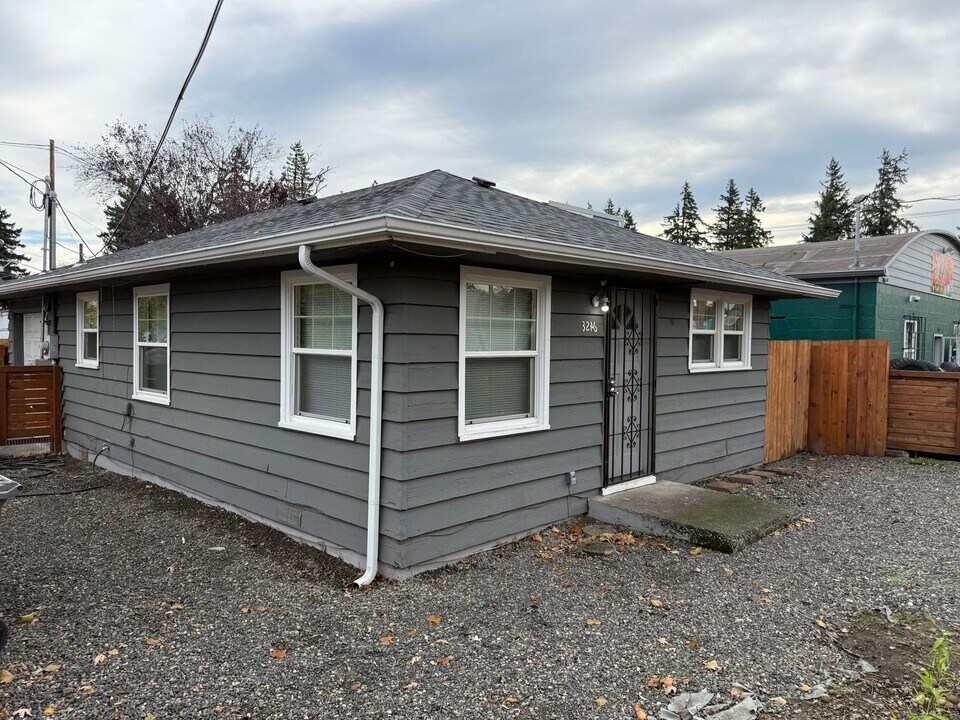 3242-3250 SE 136th Ave in Portland, OR - Building Photo