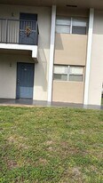 7925 Fairview Dr, Unit 110 in Tamarac, FL - Building Photo
