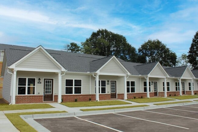 401 Harvest Moon Ct in Cornelia, GA - Building Photo - Building Photo