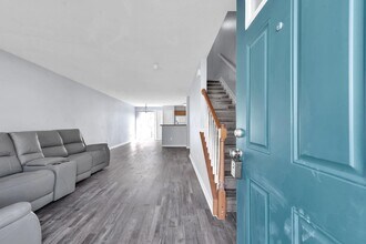 8326 Bruntsfield Rd in Columbus, OH - Foto de edificio - Building Photo