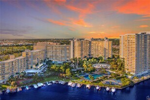 2500 Parkview Dr in Hallandale Beach, FL - Building Photo