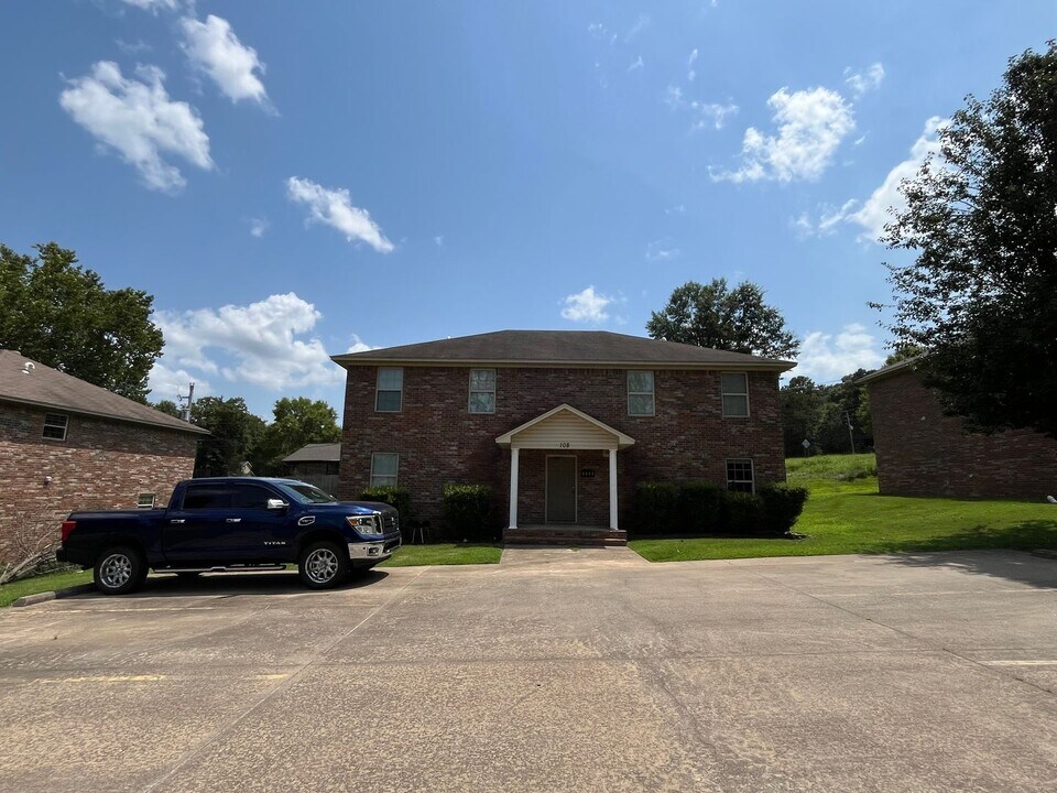 108 E Carthage Ave in Russellville, AR - Building Photo