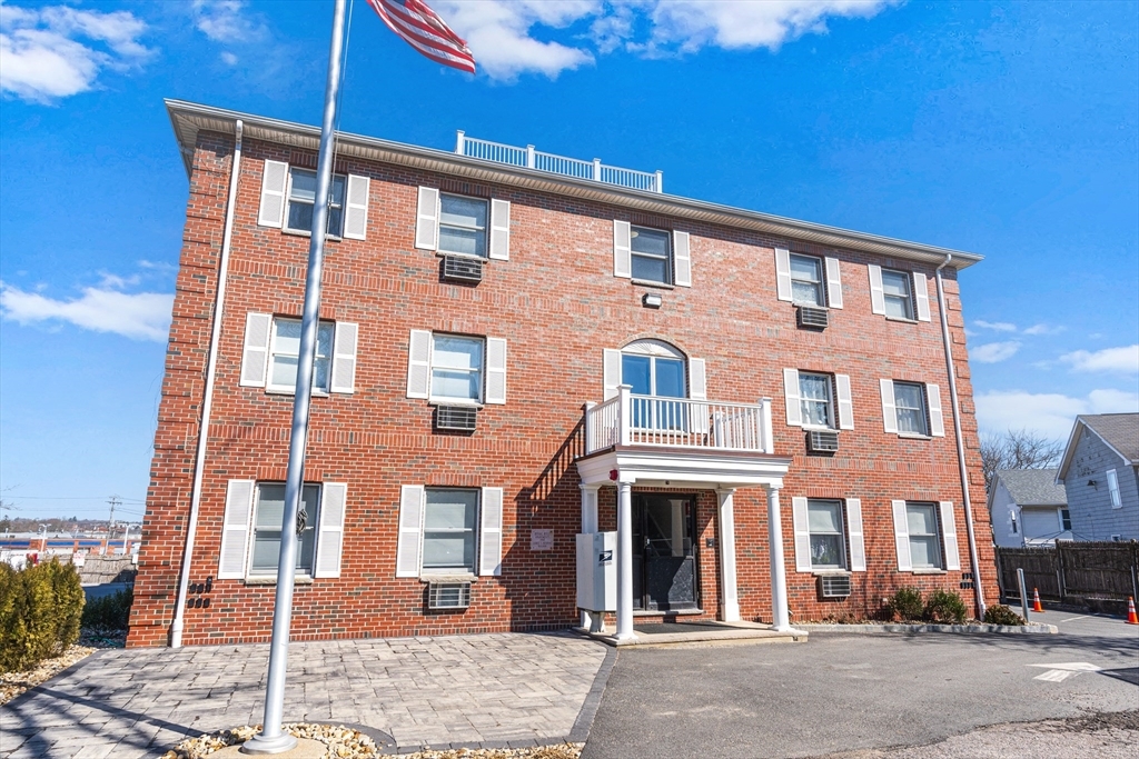 4 Golden Ct, Unit 2 in Medford, MA - Building Photo