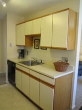 210 Regency Park Dr, Unit 210 in Agawam, MA - Foto de edificio - Building Photo