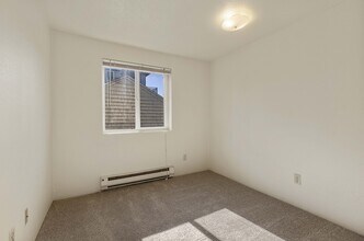 Dry Creek Apartments in Seattle, WA - Building Photo - Building Photo