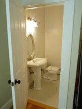 31 Woodbine St, Unit #2 in Auburndale, MA - Foto de edificio - Building Photo