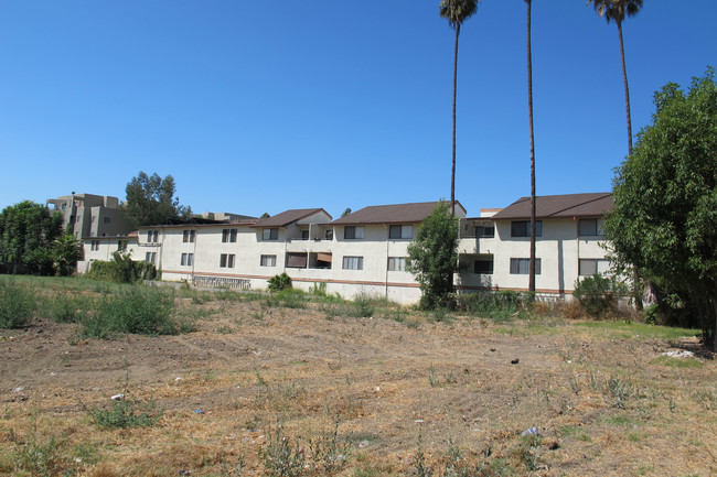 Pine Tree Terrace in Reseda, CA - Foto de edificio - Building Photo