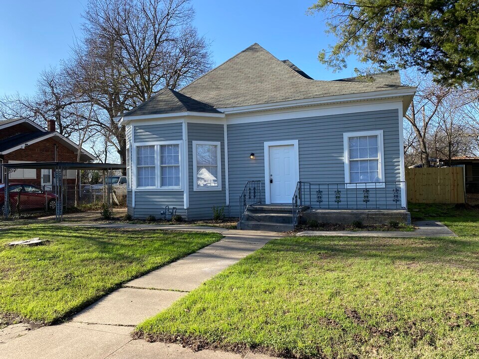 603 N Gaines St in Ennis, TX - Building Photo