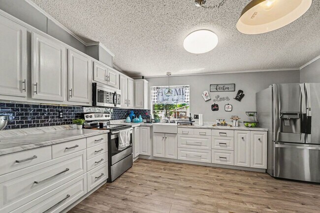 6433 Orris St in Zephyrhills, FL - Building Photo - Building Photo