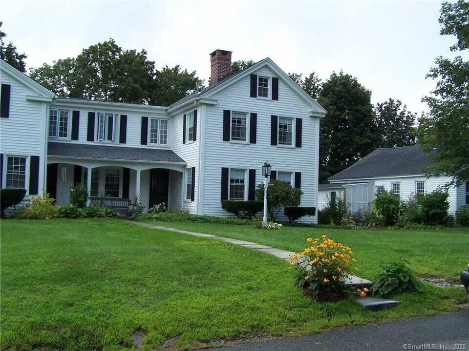 217 North St in Middlebury, CT - Building Photo