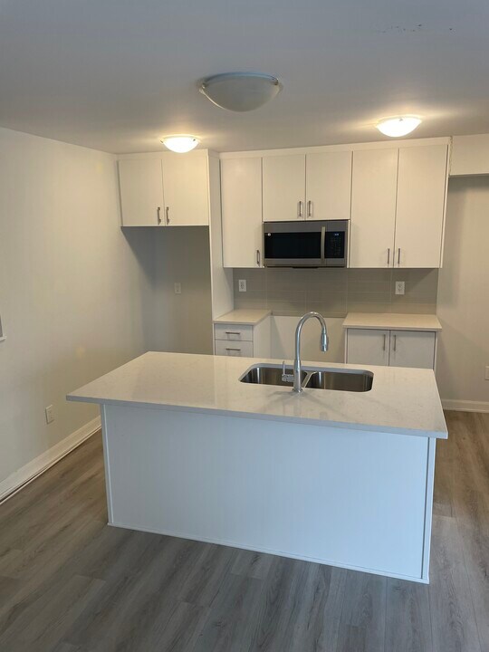 1330 Creekway Pvt in Ottawa, ON - Building Photo