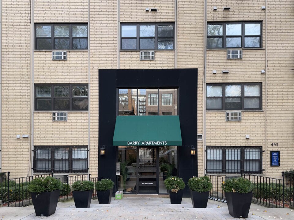 450 W Barry Ave in Chicago, IL - Building Photo