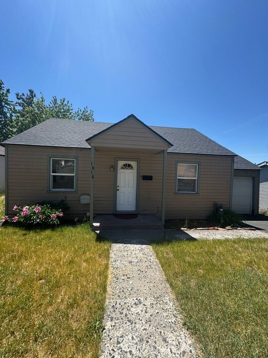 1818 Birch St in Klamath Falls, OR - Building Photo