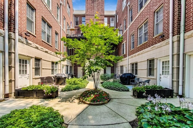 property at 3955 N Hermitage Ave