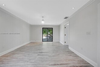 9005 SW 56th St in Miami, FL - Building Photo - Building Photo