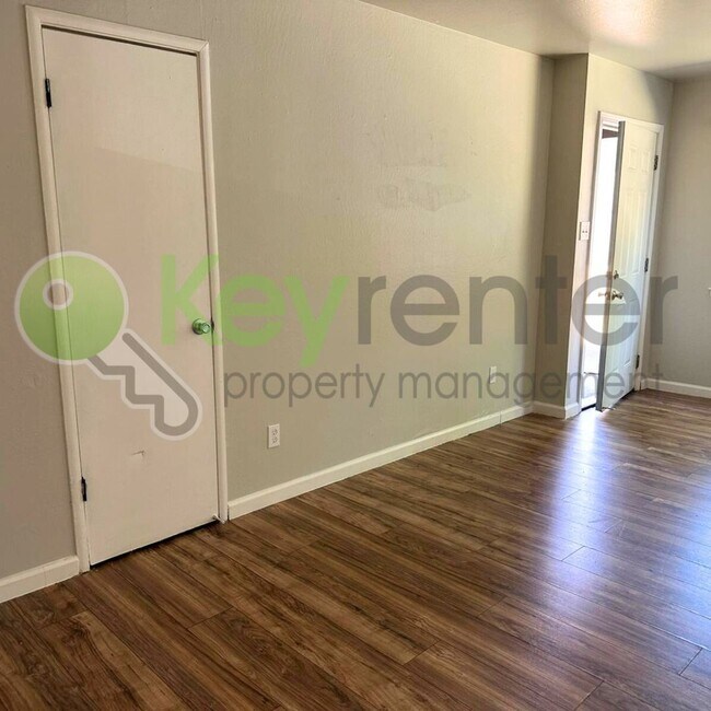5735 Falconer Way in Sacramento, CA - Building Photo - Building Photo