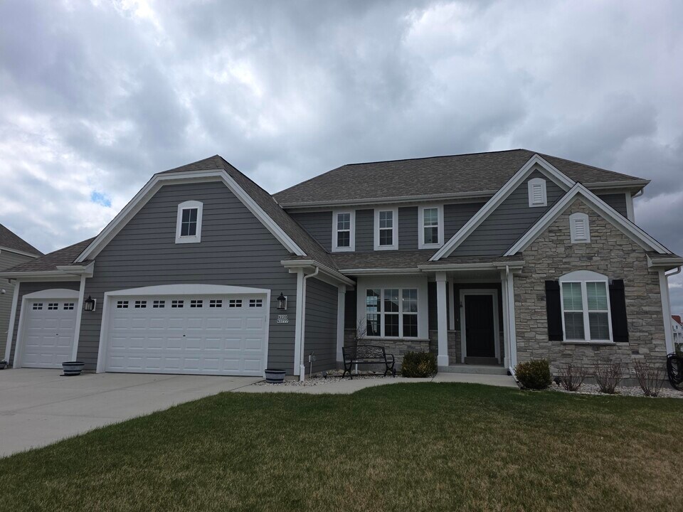 W239N3777 River Birch Ct in Pewaukee, WI - Building Photo