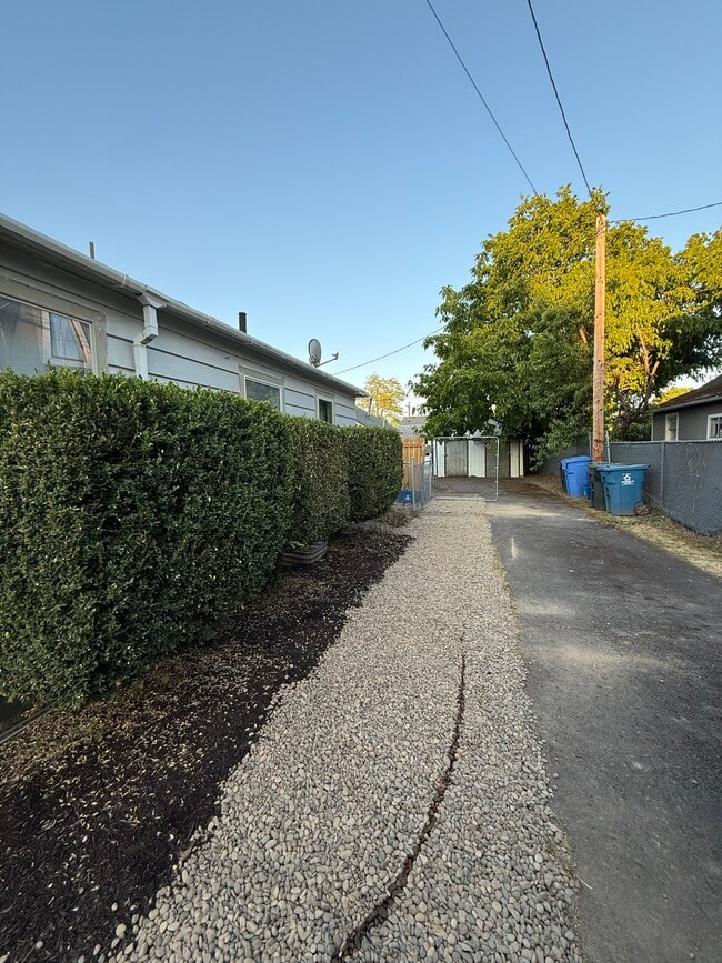 592 20th St NE in Salem, OR - Building Photo - Building Photo