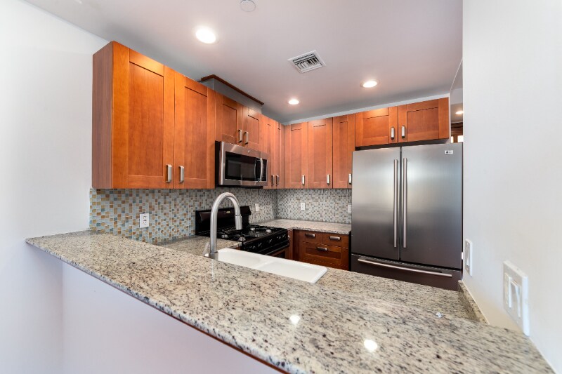 5303 Satsuma Ave in Los Angeles, CA - Building Photo