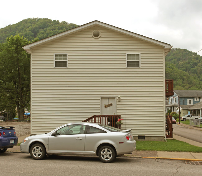 20 Spruce St in Montgomery, WV - Building Photo - Building Photo