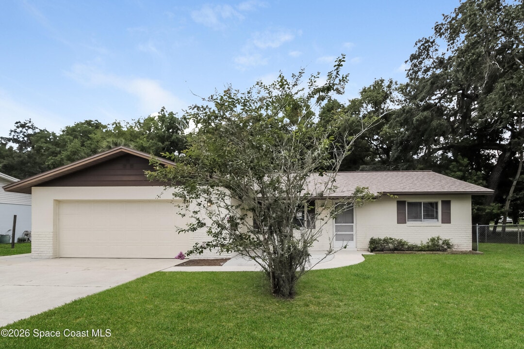 2395 Florida Ave in Titusville, FL - Building Photo