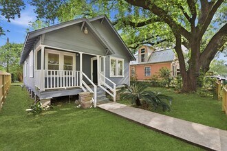 5114 Schuler St in Houston, TX - Foto de edificio - Building Photo