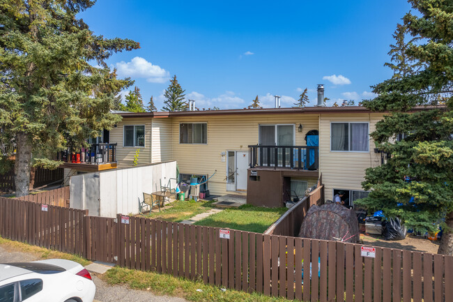 1415 44 St SE in Calgary, AB - Building Photo - Building Photo