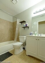 6946 Foxthorn, Unit 11 in Canton Township, MI - Foto de edificio - Building Photo