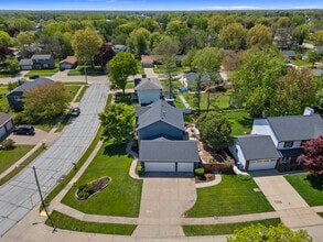 4690 Lindbergh Dr in Bettendorf, IA - Building Photo - Building Photo
