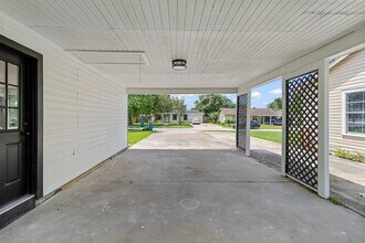 1000 W Thomas Ave in Pasadena, TX - Building Photo - Building Photo