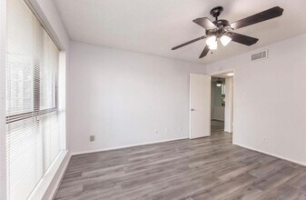 10047 Westpark Dr in Houston, TX - Building Photo - Building Photo