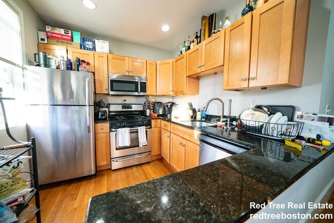 820 Parker St, Unit 3 in Boston, MA - Foto de edificio - Building Photo