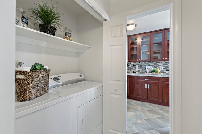 1025 Shell Blvd, Unit 7 in Foster City, CA - Foto de edificio - Building Photo