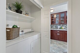 1025 Shell Blvd, Unit 7 in Foster City, CA - Foto de edificio - Building Photo