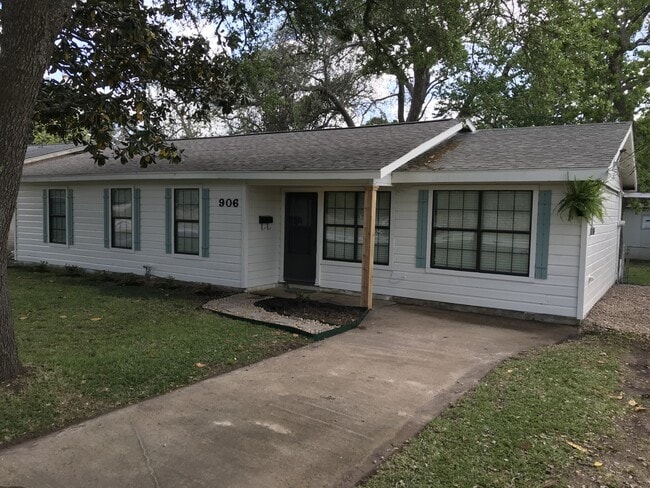 property at 906 Old Angleton Rd