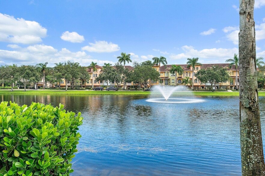 2806 Veronia Dr, Unit 111 in Palm Beach Gardens, FL - Building Photo