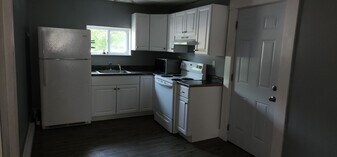 11 Eastman St, Unit 1 bedroom flr 2 in Concord, NH - Building Photo