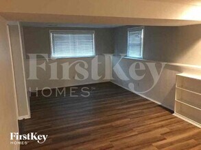 9951 Parkhill St in Lenexa, KS - Foto de edificio - Building Photo