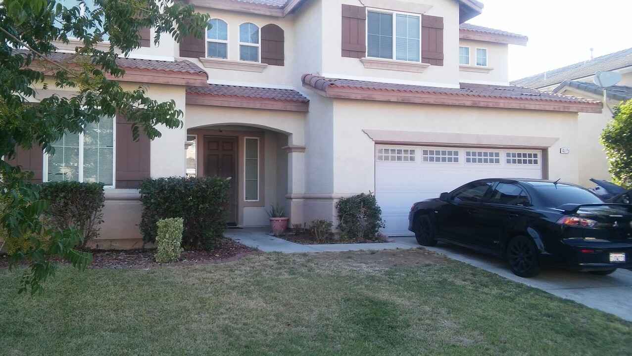 43725 47th St W in Lancaster, CA - Foto de edificio