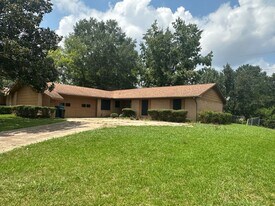 2302 Crestwood Dr in Tupelo, MS - Building Photo