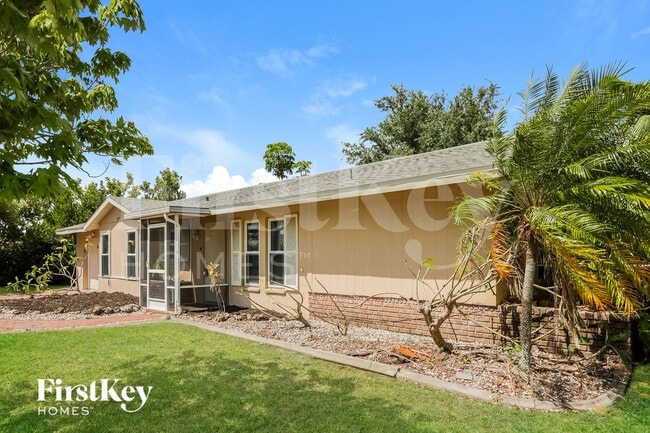 727 SE 9th Pl in Cape Coral, FL - Building Photo - Building Photo