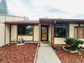 202 Corkwood Ln in Oldsmar, FL - Foto de edificio - Building Photo