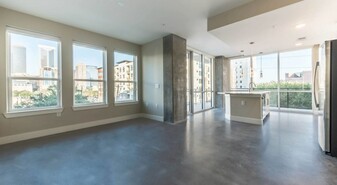 1825 San Jacinto St, Unit 534 in Houston, TX - Building Photo