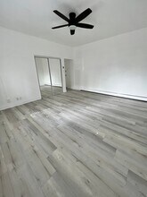 6075 Franklin Ave in Los Angeles, CA - Building Photo - Building Photo