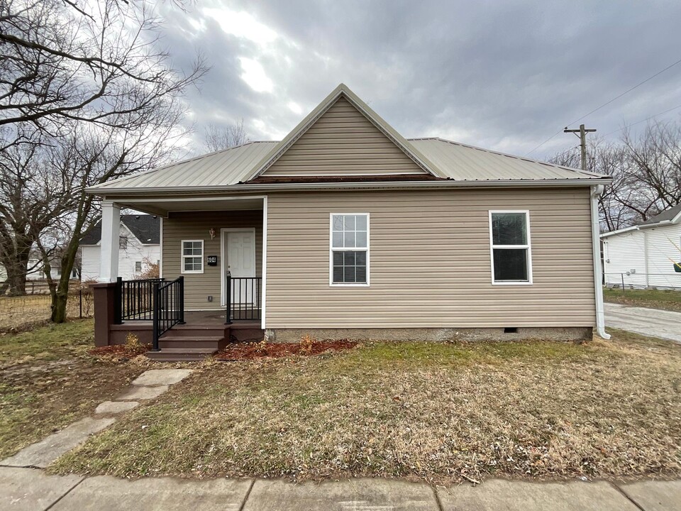 604 W 13th St in Joplin, MO - Building Photo