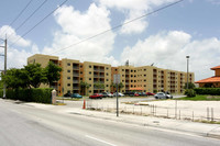 8075 NW 7th St in Miami, FL - Foto de edificio - Building Photo