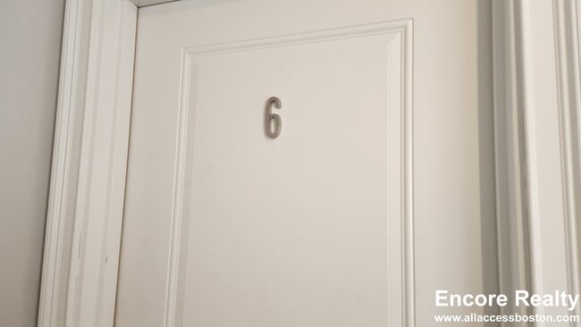 2017 Commonwealth Ave in Boston, MA - Foto de edificio - Building Photo