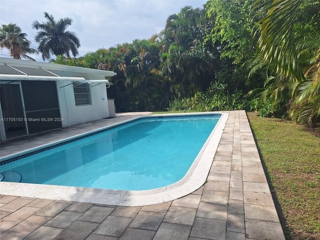1575 NE 38th St in Oakland Park, FL - Foto de edificio - Building Photo