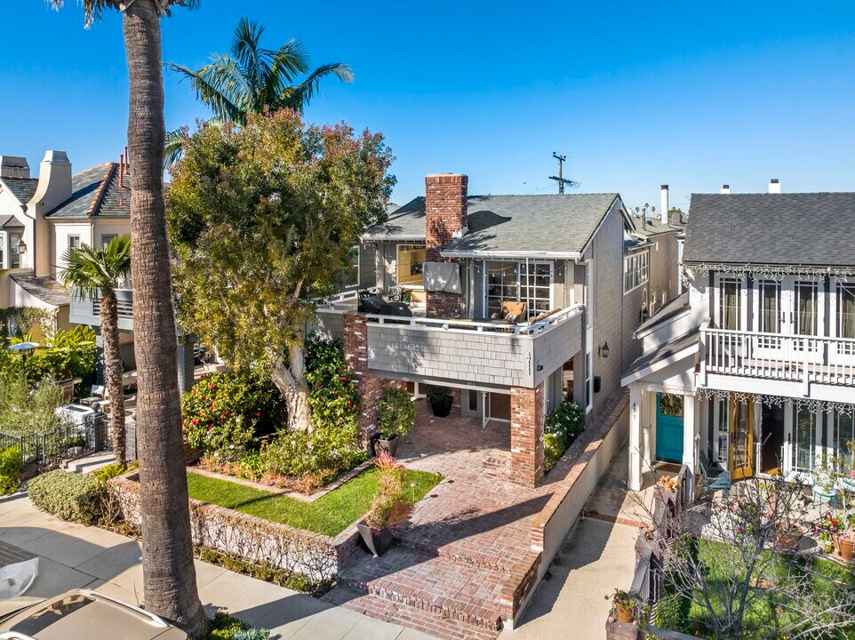 411 Goldenrod Ave in Newport Beach, CA - Building Photo